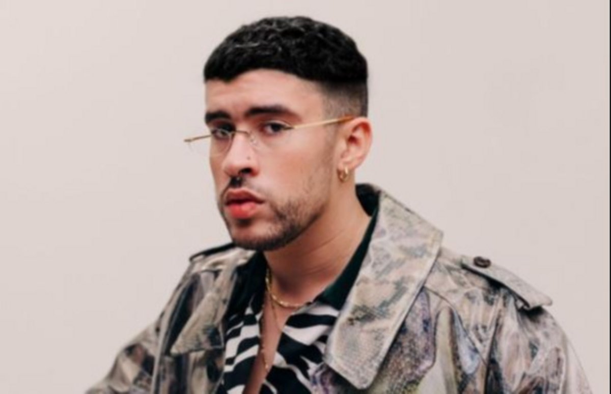 Bad Bunny enfurecido lanza al piso teléfono de una fanática