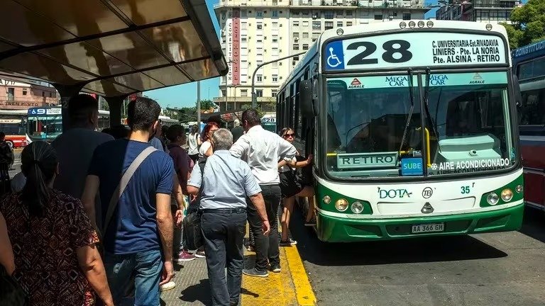 Trenes y colectivos volverán a tener aumentos mensuales según la inflación y el precio del combustible Trenes y colectivos volverán a tener aumentos mensuales según la inflación y el precio del combustible