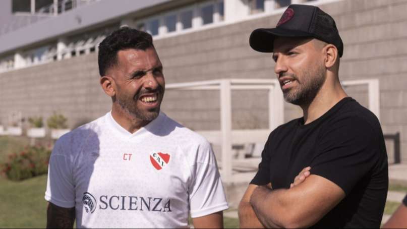 El Kun Agüero visitó la práctica de Independiente
