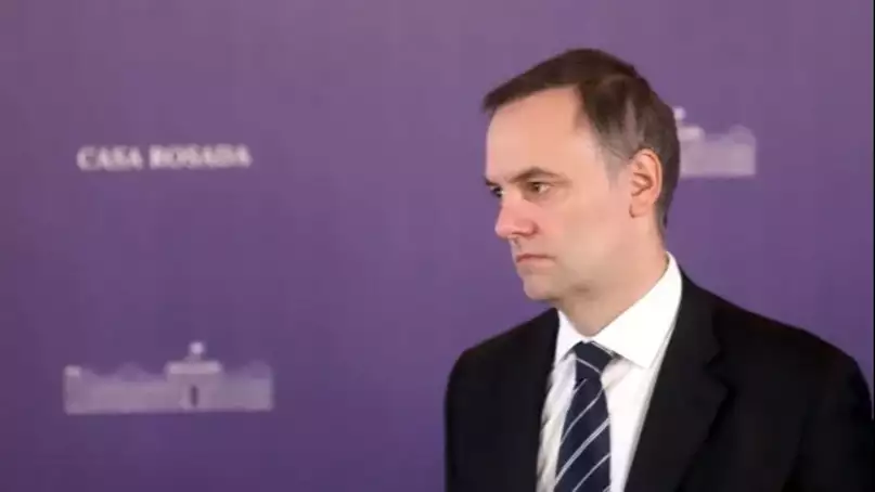 Internas en el Gobierno: Adorni cuestionó a Santiago Caputo por cortar la entrevista de Jonatan Viale a Milei