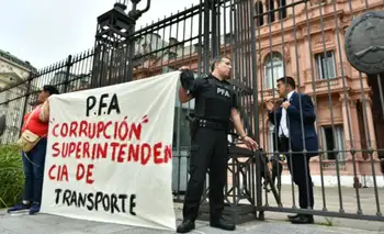 Casa Rosada: un policía Federal se esposó a las rejas para reclamar por los sueldos