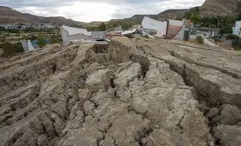 Comodoro Rivadavia: vecinos del barrio sismográfica denunciaron a la Municipalidad por presunto incumplimiento de deberes tras el derrumbe del cerro Hermitte