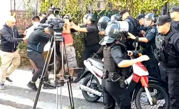 Congreso: la Policía atacó a trabajadores de prensa y a un camarógrafo de A24 que cubrían la protesta contra la Ley de Glaciares