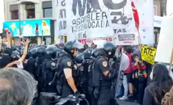 Reforma Laboral: la Policía reprimió a trabajadores despedidos y manifestantes que cortaron la 9 de Julio en rechazo al proyecto del Gobierno