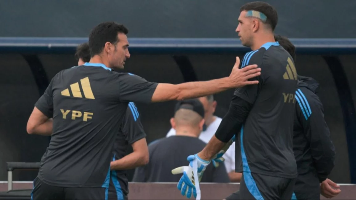 Scaloni, atento al Dibu Martínez: "No jugó por molestias musculares"