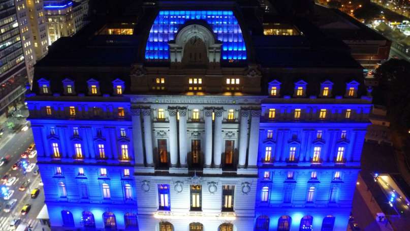 El Gobierno borró las referencias al CCK en la fachada del Palacio Libertad