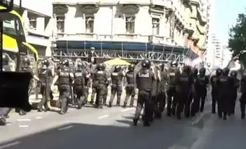 Represión a trabajadores de Fate frente a la Secretaría de Trabajo