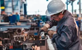 La industria se desploma con Milei: cayó más que en la pandemia y retrocede a niveles de los 80'