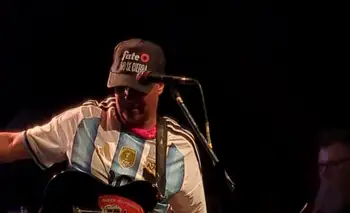 Tom Morello en Argentina: explotó con su show de apoyo a los trabajadores de Fate con remera de Abuelas y Maradona