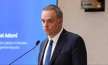 Denuncian a Manuel Adorni por presuntas irregularidades en contratos y en la concesión de Tecnópolis