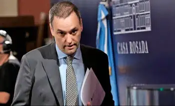 En medio del escándalo por sus viajes, Adorni puso en venta un departamento y no coincide con los datos declarados