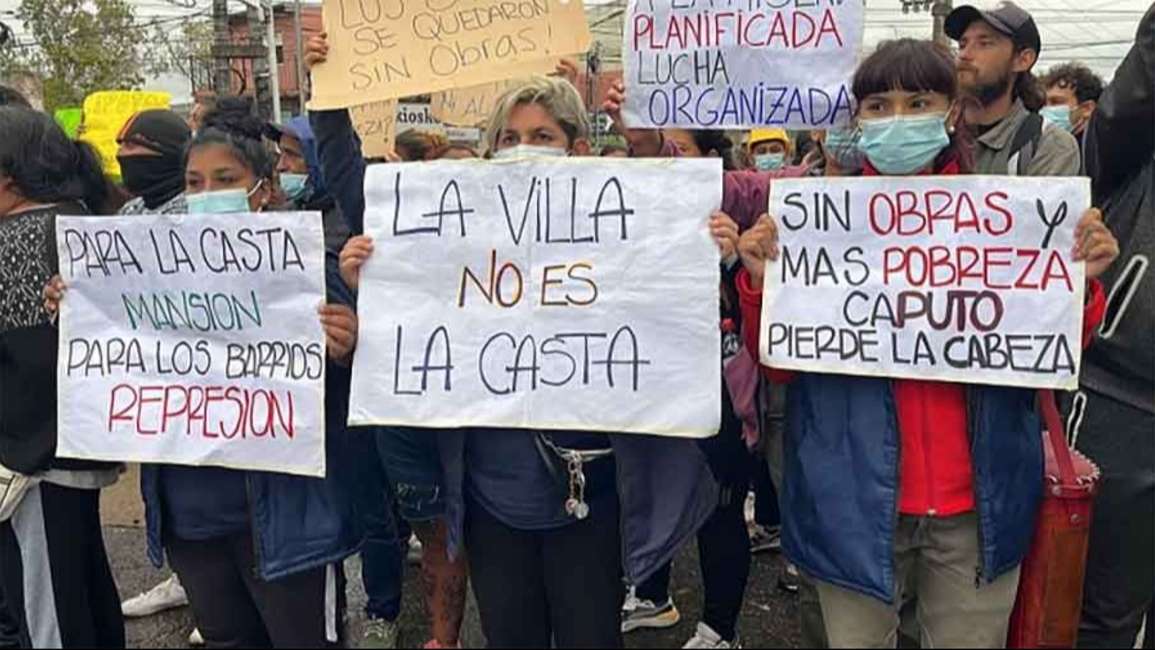 Cientos de manifestantes protestaron en la puerta del country de Luis Caputo por la paralización de obras públicas en barrios populares