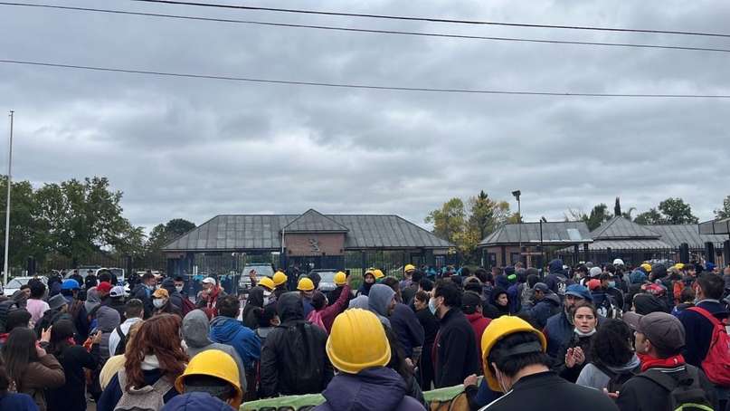 Cientos de manifestantes protestaron en la puerta del country de Luis Caputo por la paralización de obras públicas en barrios populares Cientos de manifestantes protestaron en la puerta del country de Luis Caputo por la paralización de obras públicas en barrios populares