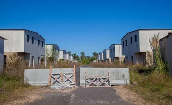 La Provincia lanzó un plan para reactivar la construcción de 16.000 viviendas paralizadas por Nación