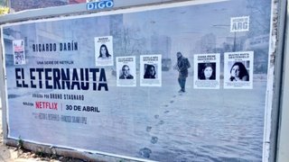 Se estrenó 'El Eternauta' y, en las calles, afiches recordaron a Oesterheld y sus hijas, desaparecidos por la dictadura