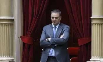 Vuelo a Punta del Este: Adorni contrató abogados para su defensa mientras la causa se complica