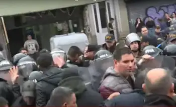 Puente Pueyrredón: la Policía Federal y Prefectura tiraron gas pimienta a manifestantes por protestas