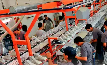 La empresa que cierra su planta, echa a todo el personal y empieza a traer zapatillas de Asia