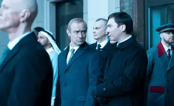 Estreno de la semana en cines: ¿qué opina la crítica de "El mago del Kremlin", la película de Paul Dano y Jude Law?