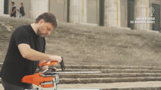 La campaña viral de Leandro Santoro con una motosierra: “Paremos la crueldad”