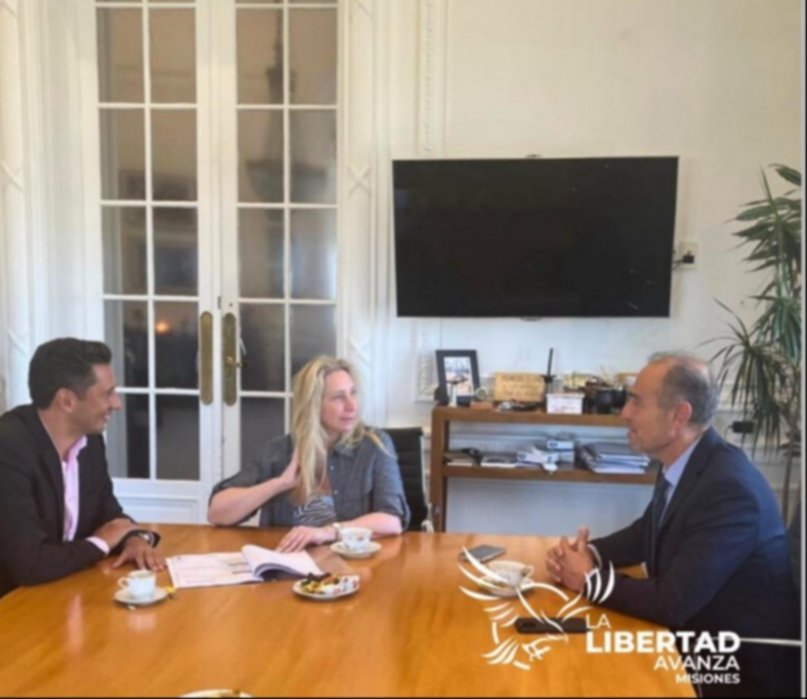 Denunciaron que en varias provincias se piden aportes a empleados estatales para financiar a La Libertad Avanza