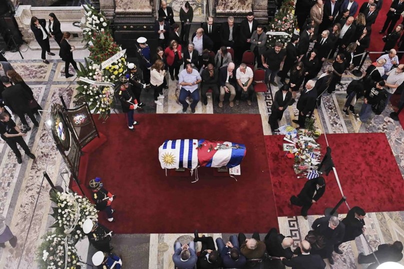 Kicillof asistió al funeral de José “Pepe” Mujica y pidió disculpas por los "agravios" de Milei