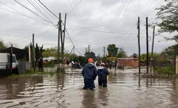 Gente arriba de sus techos, autos flotando y una alerta roja que persiste en el norte bonaerense