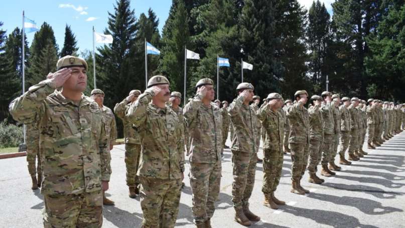 Las Fuerzas Armadas pagan con fruta: el Ejército no tiene plata para repuestos y licita 70 toneladas de membrillo por una camioneta