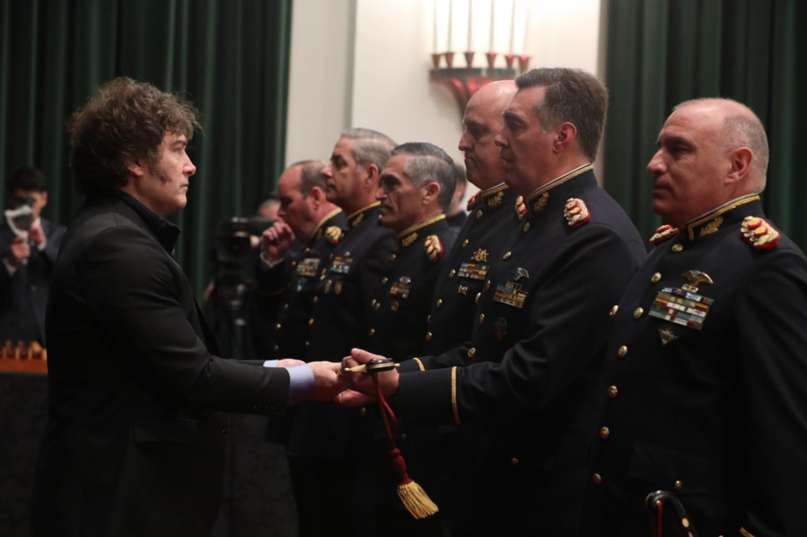 Las Fuerzas Armadas pagan con fruta: el Ejército no tiene plata para repuestos y licita 70 toneladas de membrillo por una camioneta