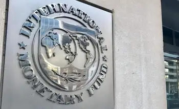 El FMI giró US$ 1.000 millones a la Argentina, pero le exigió acelerar la compra de reservas y advirtió por el “desempeño mixto”