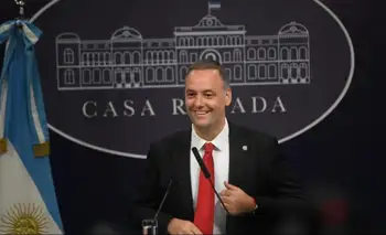 Nuevo capítulo en la saga Adorni: el padre hipotecó un departamento con dinero de dos jubiladas y el embargo se levantó antes de que asuma Milei