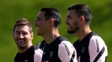Bien acompañados: Messi, Paredes y Di María descansan con la Copa América en el living