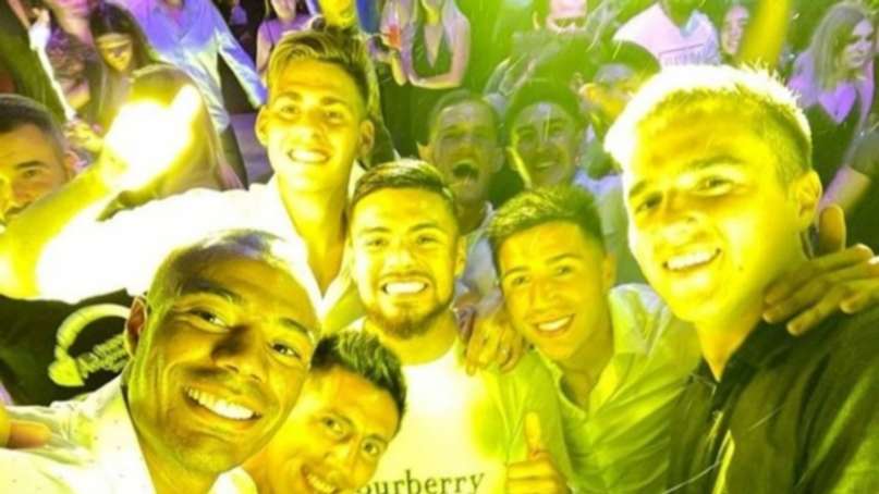 La fiesta del campeón: Karaoke, baile, espuma y canciones contra Boca