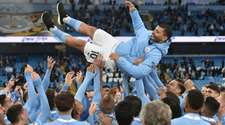 Lo mejor de la despedida de Agüero: El llanto de Guardiola y el "insulto" del Kun