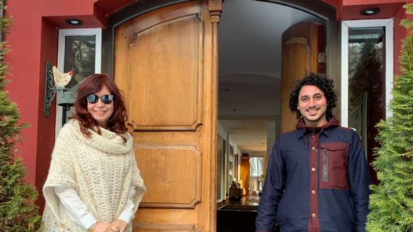 El Calafate: Un joven se plantó en la puerta de la casa de Cristina Fernández y ella accedió a recibirlo