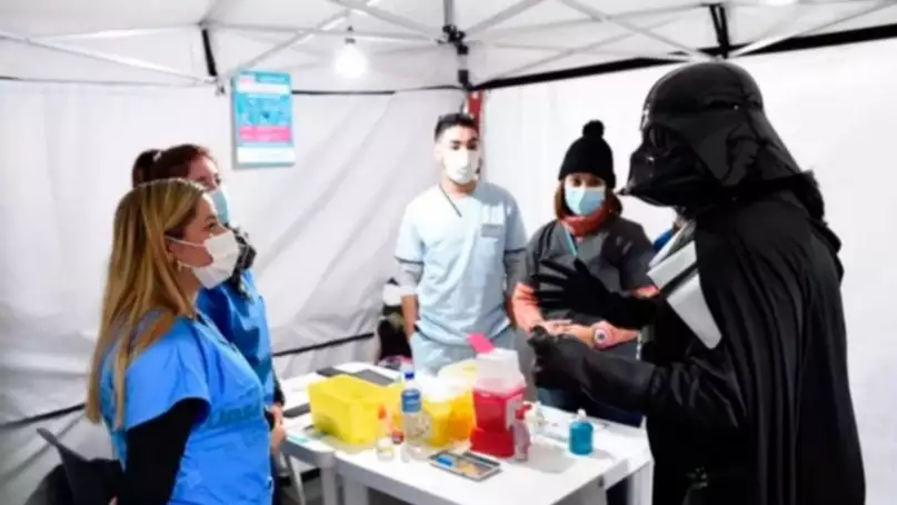 La Plata: Un hombre se fue a vacunar disfrazado del villano Darth Vader