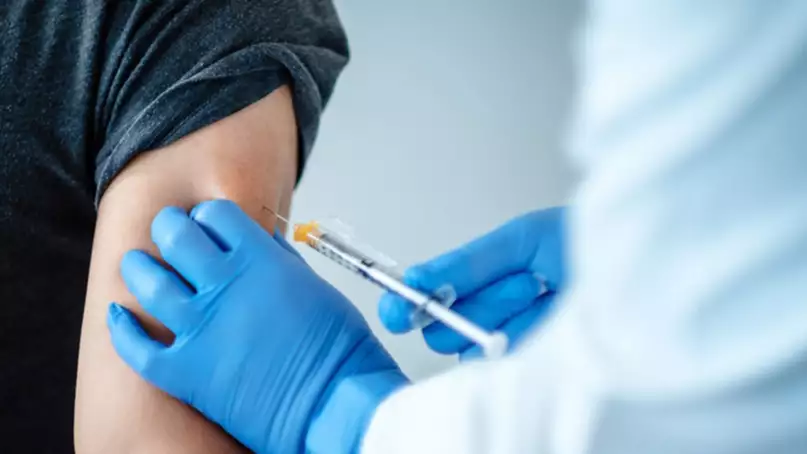 La vacuna de Pfizer necesitará una tercera dosis de refuerzo nueves meses después de recibir la segunda