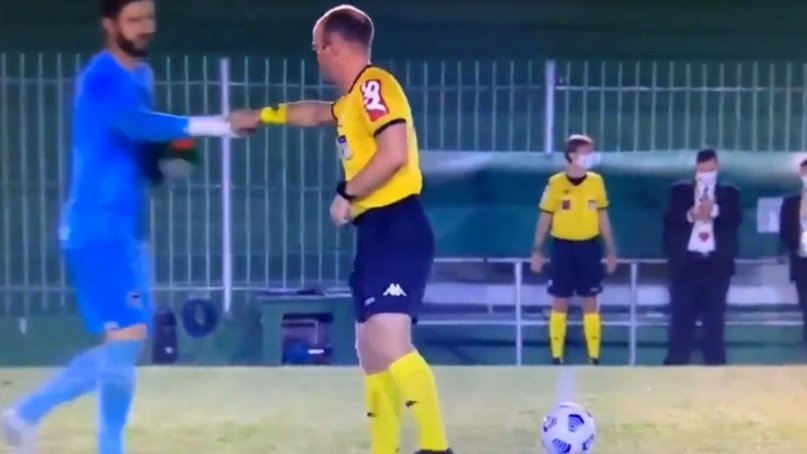 Insólito: el árbitro no llegaba al baño y orinó en la mitad de la cancha