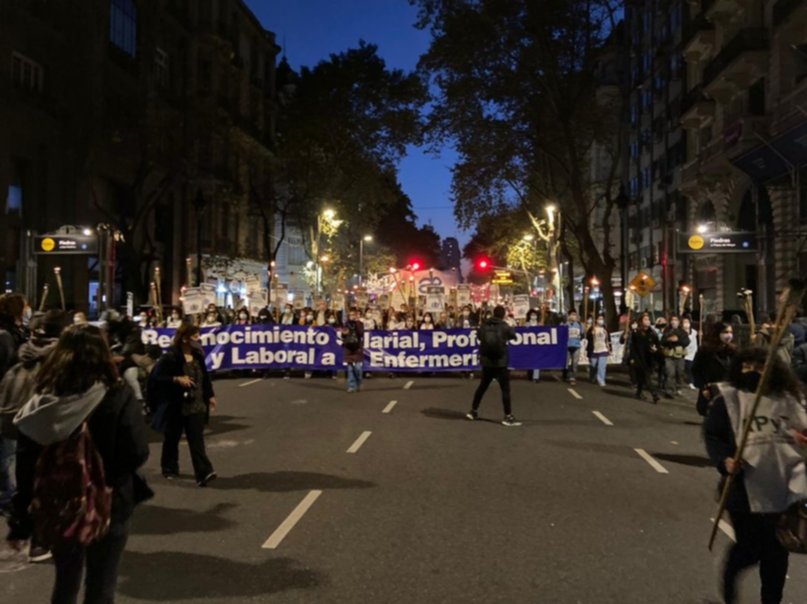 Enfermeros de la Ciudad marcharon y le exigieron "reconocimiento profesional" a Horacio Rodríguez Larreta Enfermeros de la Ciudad marcharon y le exigieron "reconocimiento profesional" a Horacio Rodríguez Larreta