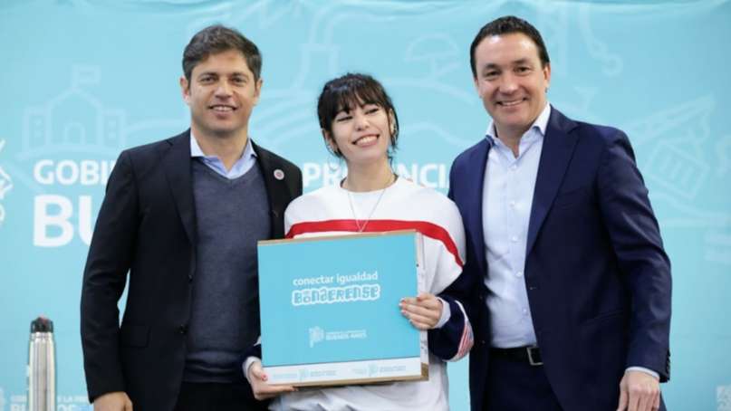 Kicillof volvió a entregar computadoras a alumnos bonaerenses