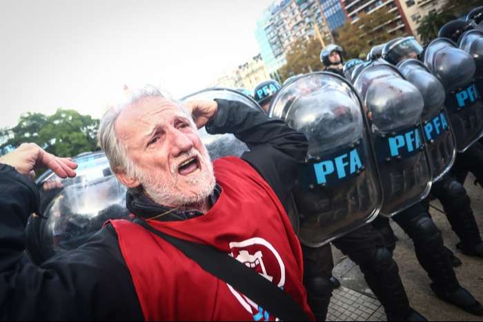 Jubilados, el colectivo "Ni Una Menos" y trabajadores del Hospital Garrahan marchan al Congreso frente al ajuste de Milei