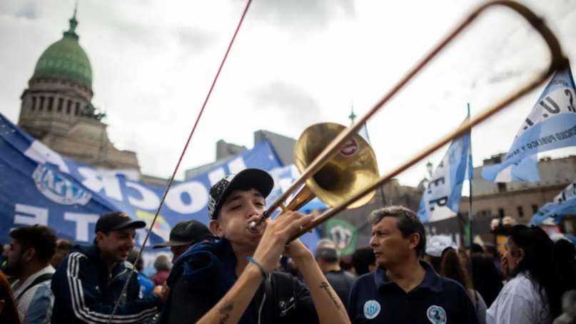 Jubilados, el colectivo "Ni Una Menos" y trabajadores del Hospital Garrahan marchan al Congreso frente al ajuste de Milei