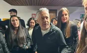 Alfredo Cornejo fue a votar a la UNCuyo y fue repudiado masivamente por los estudiantes