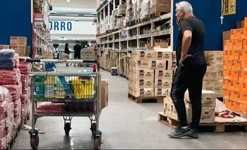 El consumo en supermercados y mayoristas sigue en caída: las ventas reales bajaron 3,7% y 2,9% en abril, según el INDEC