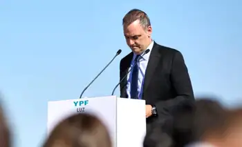 Manuel Adorni también dejará de ser director de YPF: los motivos