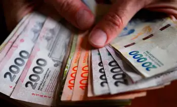 Trabajadores estatales: el Gobierno oficializó aumentos en tres tramos y un bono de $50 mil