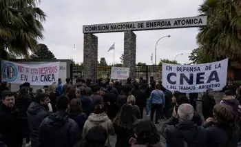 Denuncian despidos masivos en la CNEA y los trabajadores se movilizan en Buenos Aires y Bariloche contra el ajuste de Milei