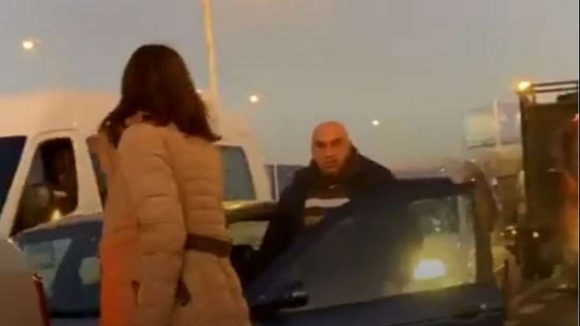 Le suspendieron la licencia al hombre que le pegó a una mujer por un accidente de tránsito