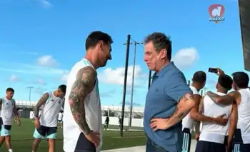 Visita de lujo en la Selección: Andrés Calamaro pasó por el entrenamiento y charló con Lionel Messi