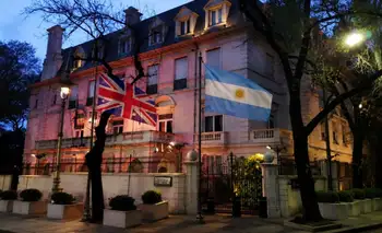 La Embajada británica publicó un irónico mensaje antes del Argentina-Inglaterra: "El horno no está para bollos"
